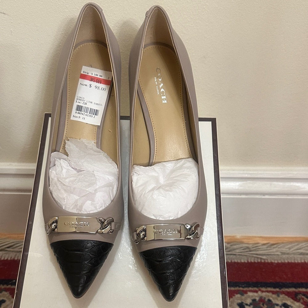 Coach Two-Tone BOWERY and Black Pointed Toe Pumps with Logo Accent size 7m wide